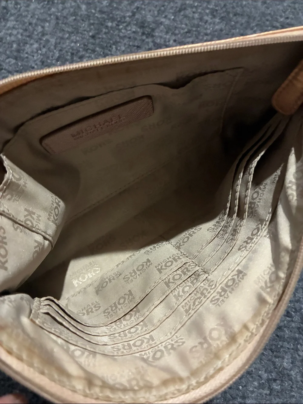 👜 Michael Kors Metallic Gold Logo Wristlet Clutch